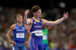 Clément Ducos au pied du podium du 400m haies