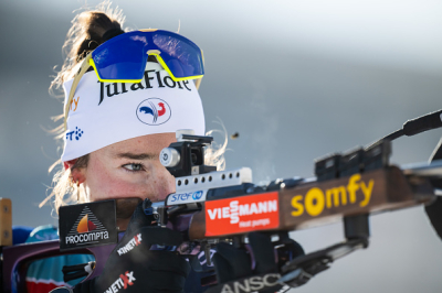 Lou Jeanmonnot remporte le sprint d’Hochfilzen, Eric Perrot deuxième