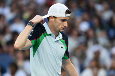 Ugo Humbert profite de l'abandon de Arthur Fils