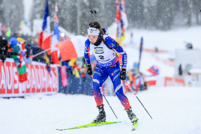 Lou Jeanmonnot au dessus du lot sur la mass-start