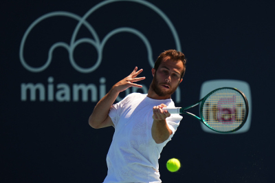 Hugo Gaston profite de l'abandon de son adversaire