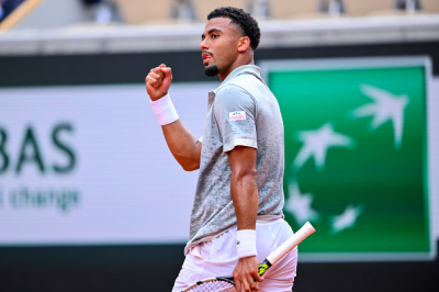 Arthur Fils rejoint le second tour