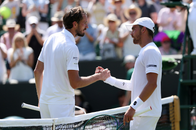 Exploit de Benjamin Bonzi qui sort Daniil Medvedev