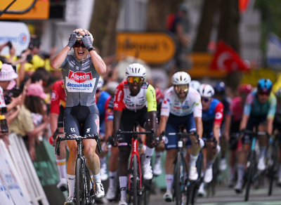 Jasper Philipsen remporte la première étape